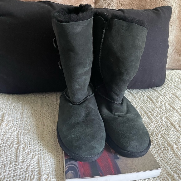 UGG Girls' Bailey Button Triplet II Boots - Picture 8 of 8